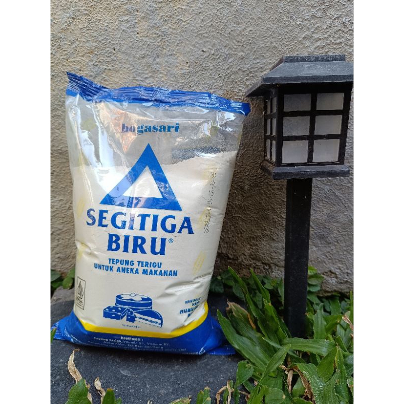 

Tepung Terigu Segitiga biru Bogasari 1kg