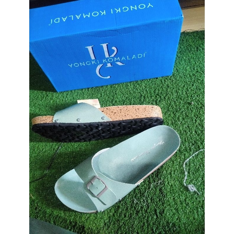sandal wanita Yongki Komaladi