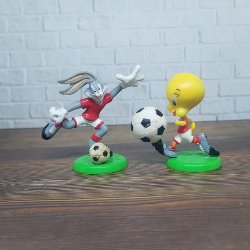 Looney Tunes Soccer Figure Warner Bros set 2pcs bugs bunny dan tweety happy meal mcd