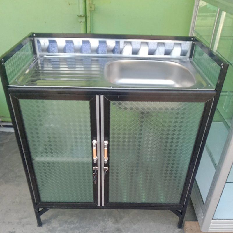 lemari kaca tempat cuci piring (wastafel)