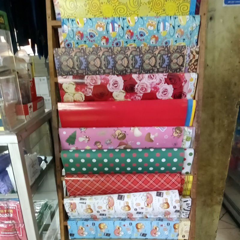 

kertas kado berbagai motif merk kiky