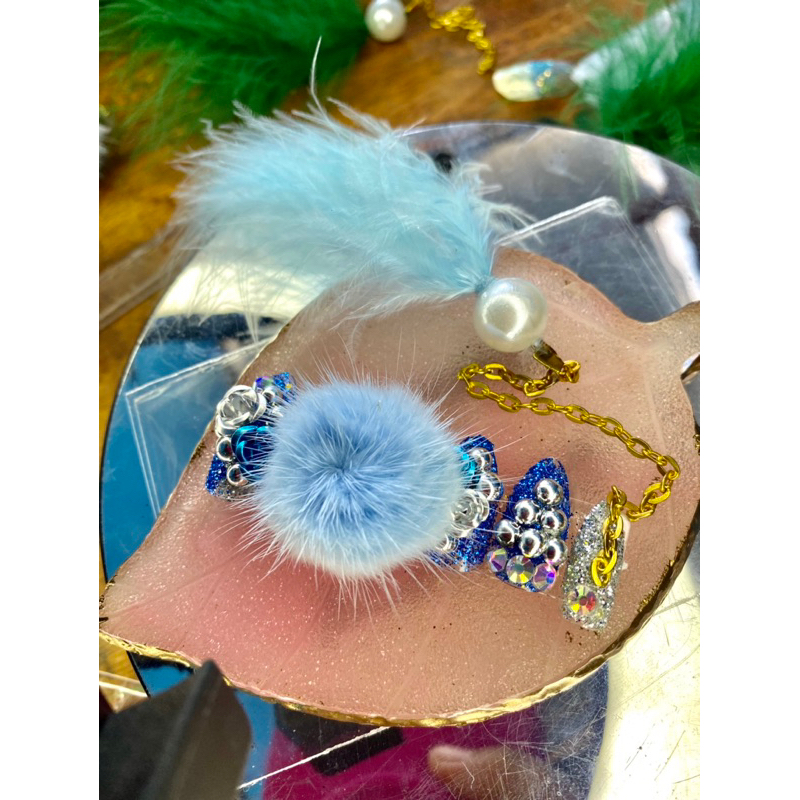 kuku palsu wedding biru putih gliter biru dan silver+ pompom + rantai + bulu// kuku pengantin cantik