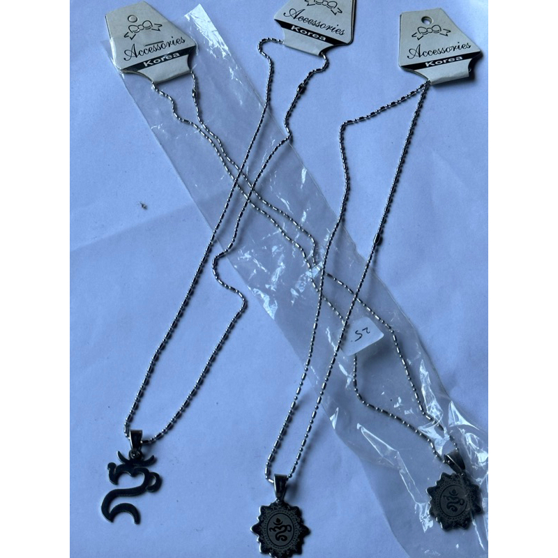 Kalung Titanium dengan liontin omkara