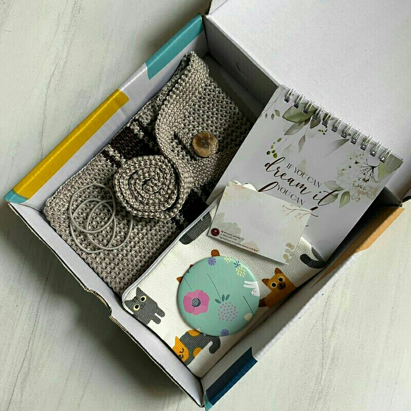 

GIFT BOX CEWEK PREMIUM