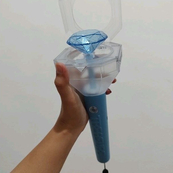 PRELOVED TREASURE OFFICIAL LIGHTSTICK (INCLUDE BENEFIT WEVERSE)