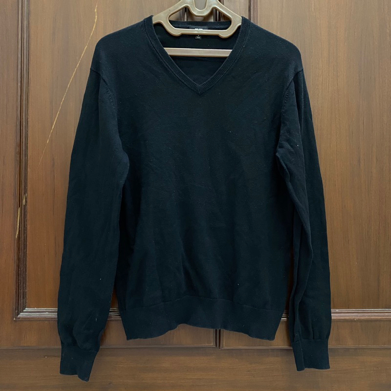 [Preloved like NEW] UNIQLO Black V-Neck Sweater M