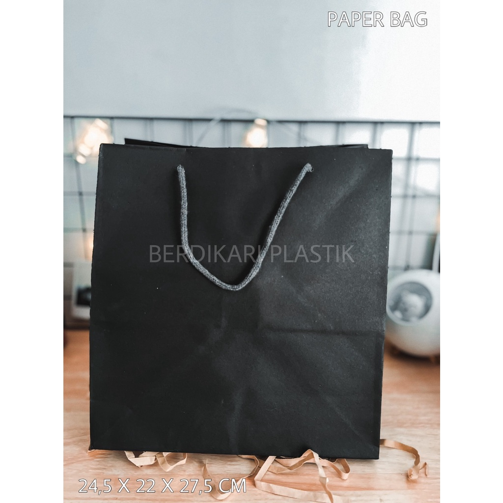 

Paper Bag / Tas Kertas Polos Warna Hitam Ukuran 24,5 x 22 x 27,5 CM (R10)