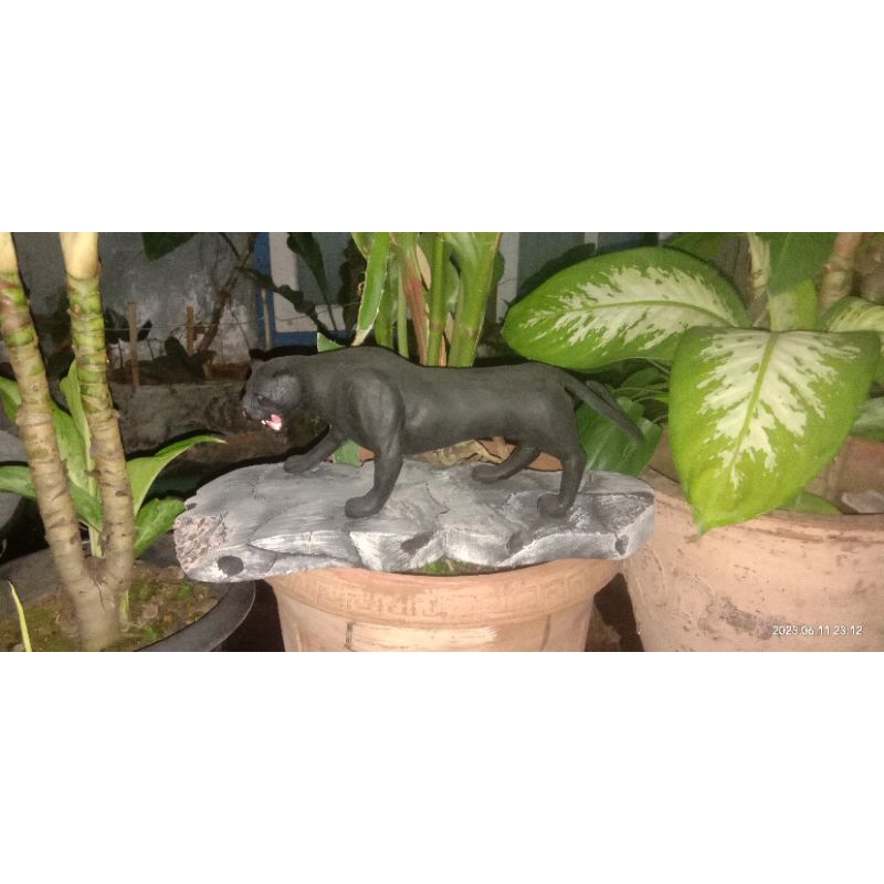 replika miniatur macan kumbang