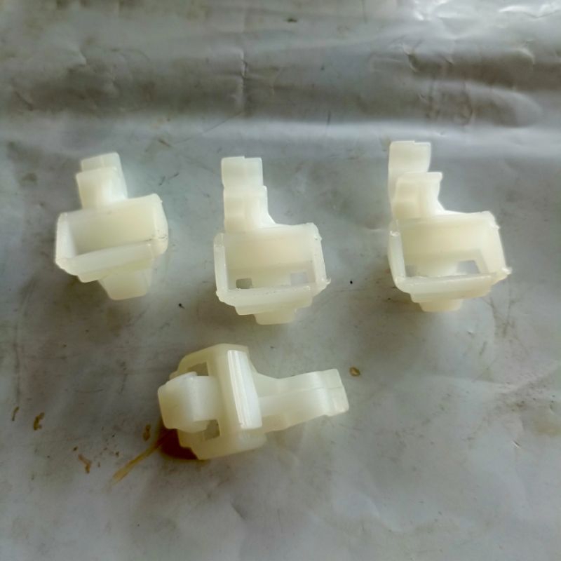 Plastik penyangga tiang kap mesin Innova 2004 - 2014