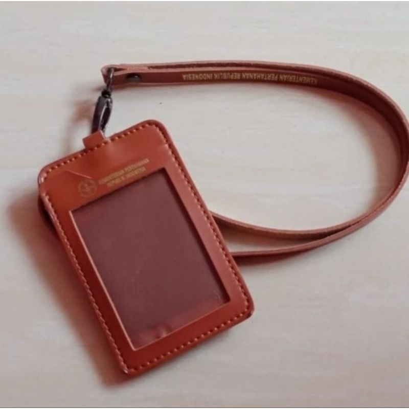 

HOLDER KALUNG ID CARD LOGO MABES KENMENHAM COKLAT BEST QUALITY PREMIUM