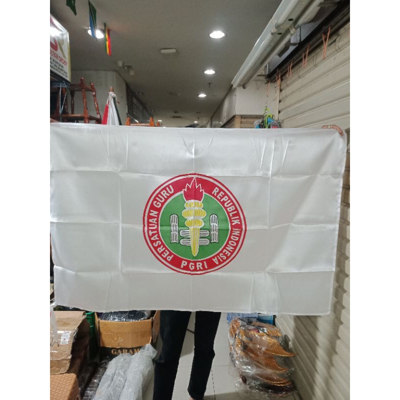 

Bendera PGRI bahan satin logo sablon ukuran 90cmx135cm