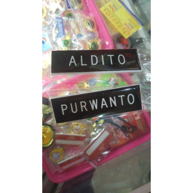 

name tag peniti
