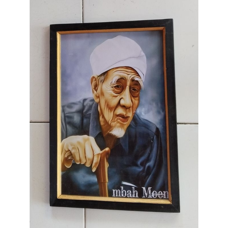 hiasan dinding poster mbah moen plus bingkai ukuran 53x35