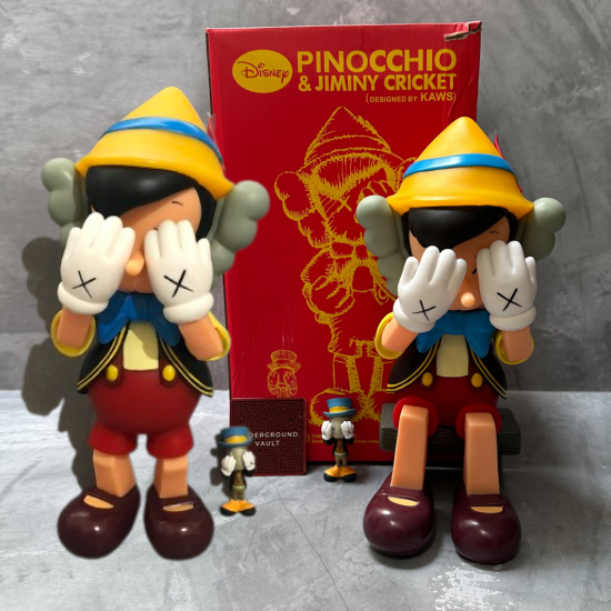 KAWS Pinocchio and Jiminy Cricket Action Figure Mand Kaws Berdiri Pinokio Pinochio
