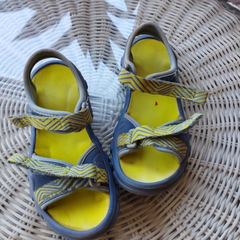 Decathlon Quechua Sandal Hiking Anak (bekas)