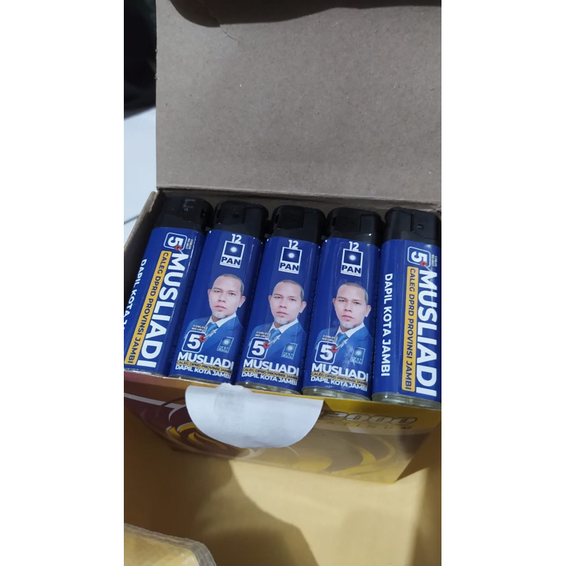 

stiker 500 lbr persegi uk. 15x20 dan 500 lbr bulat uk. Dia. 15 cm Bahan pakai laminasi