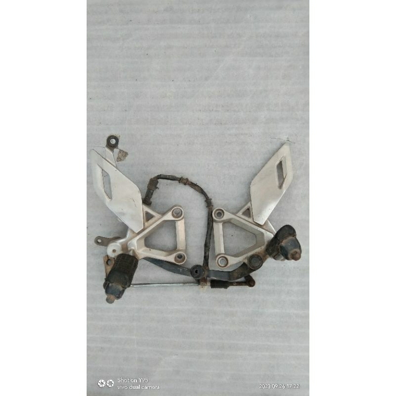 footstep depan cbr150r cbu original