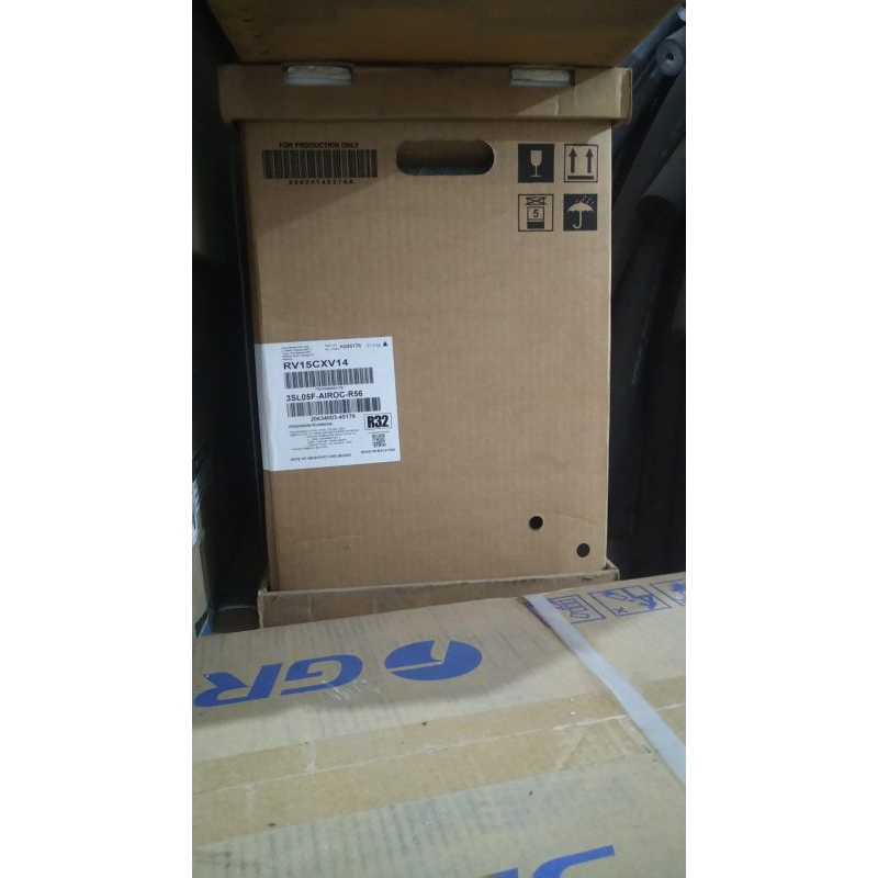 outdoor ac daikin 1/2 pk unit baru