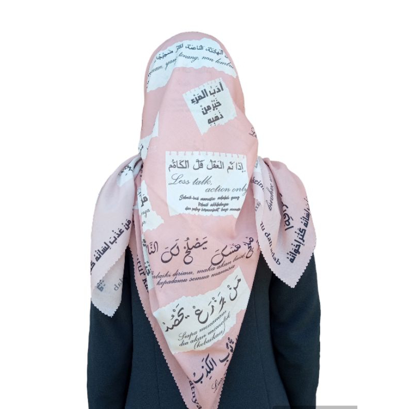 Kerudung santri motif pegon tulisan Arab warna pink mutiara hikmah jilbab segi empat santriwati keki