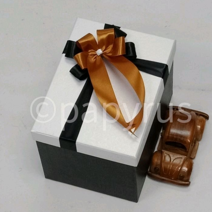 

PAPYRUS Kombinasi 15x20 Tinggi 15cm Kotak Kado Gift Box Hadiah V3