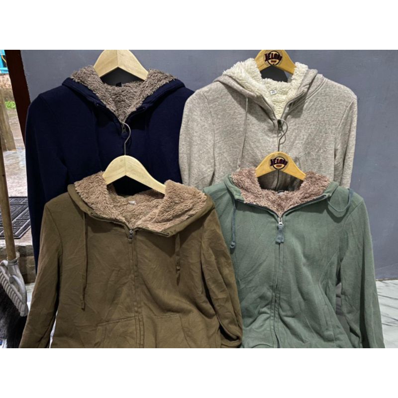 ZIPPER HOODIE BASIC SHERPA UNIQLO (HIJAU SAGE) BY JELONGERS