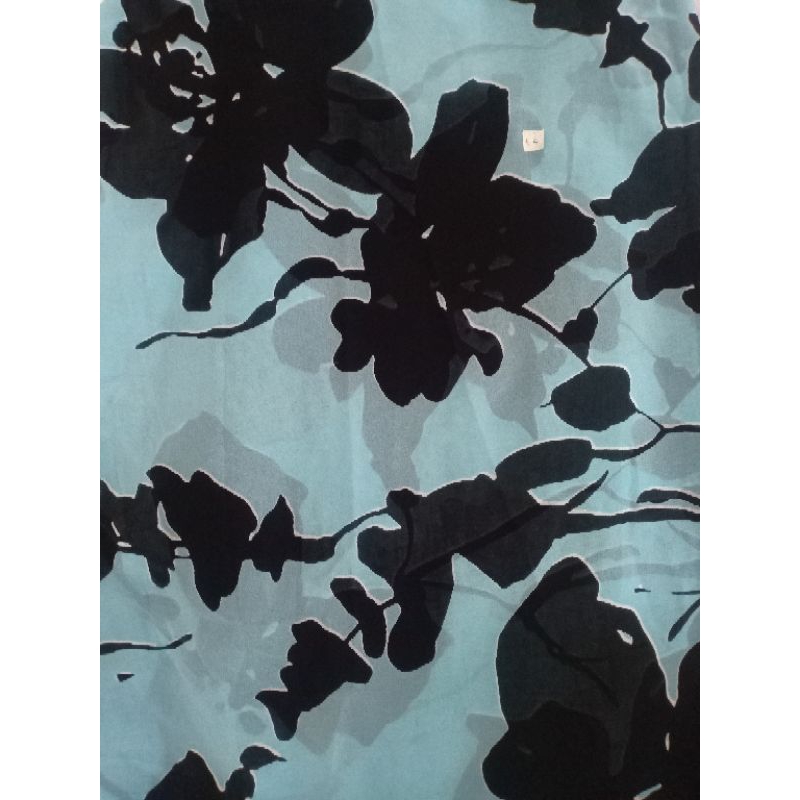 KAIN CERUTI TIPIS MOTIF BUNGA HITAM DASAR BIRU AQUA (320 CM = Rp 83.000)