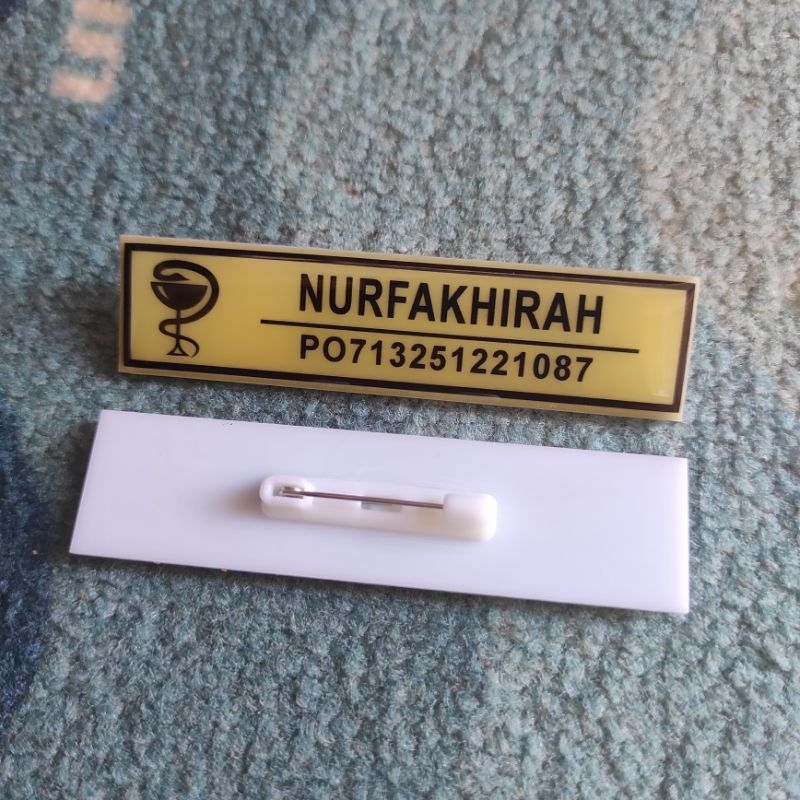 

papan nama dada akrilik / nametag akrilik farmasi kuning peniti