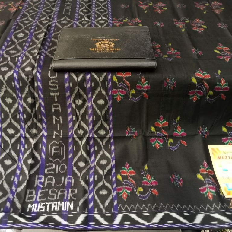 Sarung Kembangan, merk Mustamin, Bahan Full sutra