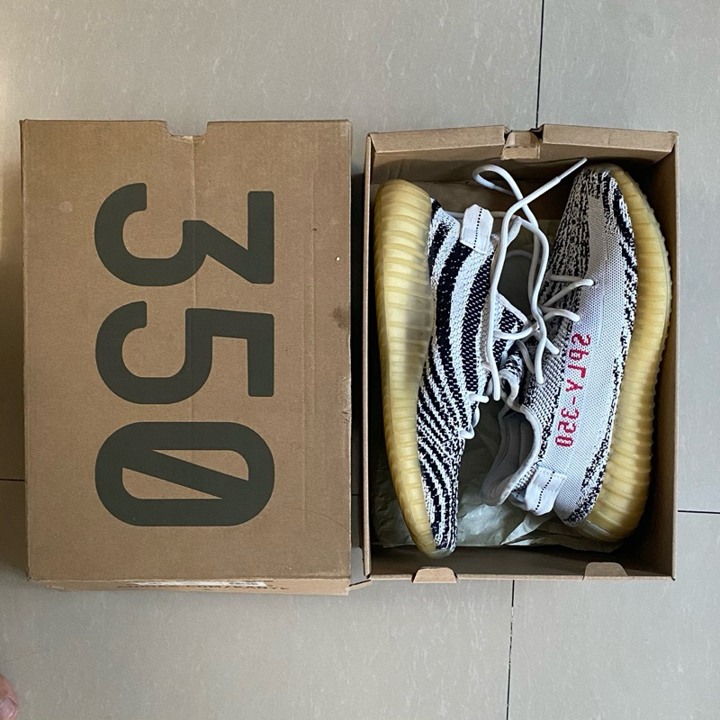 Sepatu Pria YEEZY 350 V2 Zebra Second Bekas