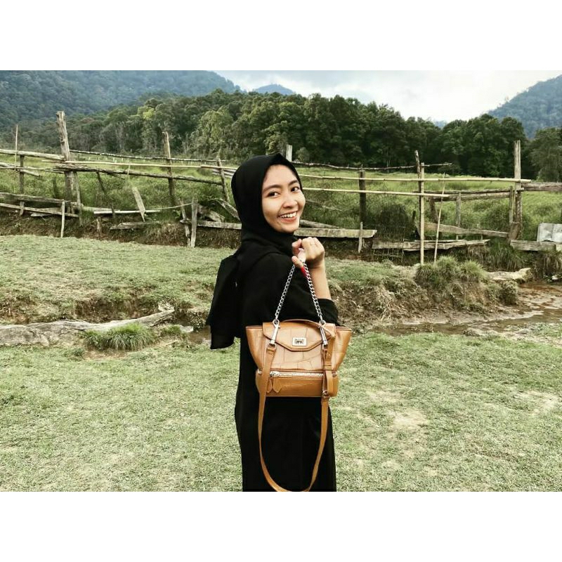 PRELOVED - Tas Charles & keith croco original