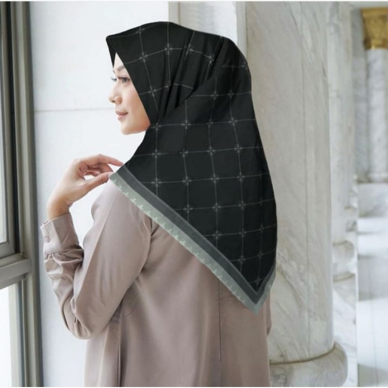 MONORAA HITAM - JILBAB SEGI EMPAT MOTIF