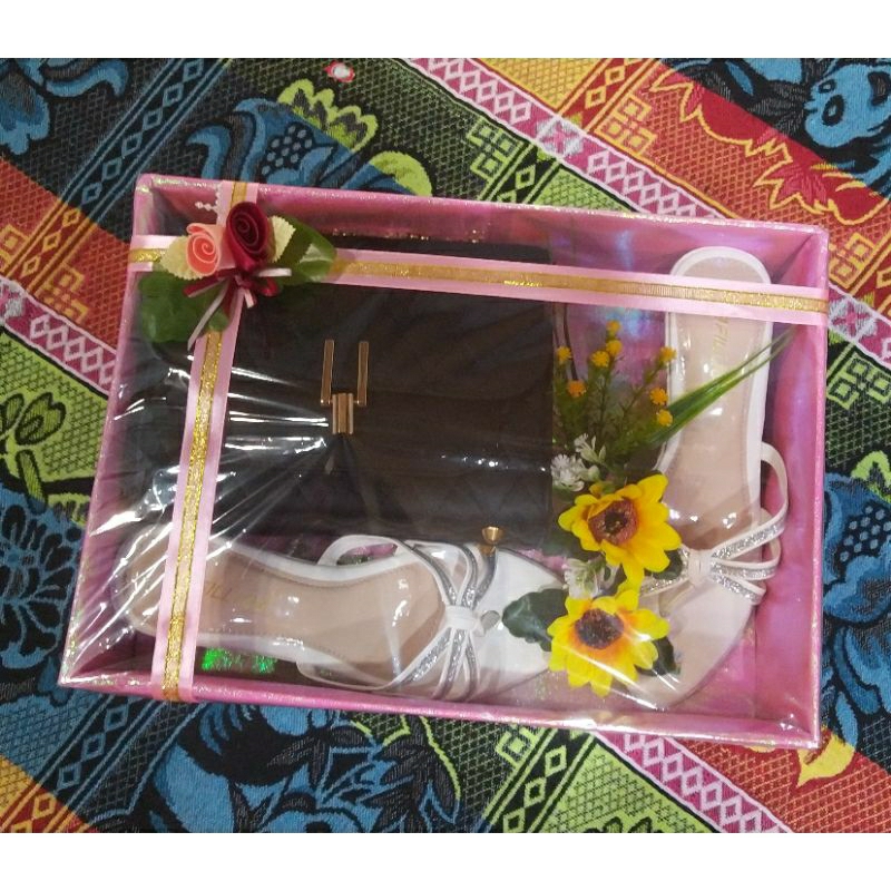 SESERAHAN TAS DAN SANDAL
