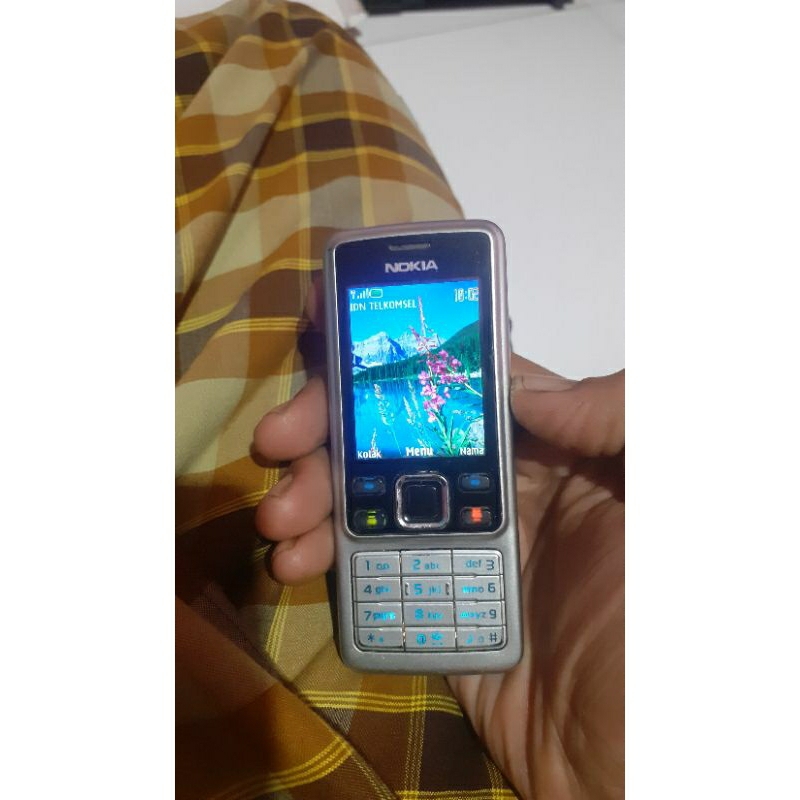 Nokia 6300 RM-217 hp jadul, kondisi nyala normal sinyal telkomsel ok kesing original. mulus terawat 