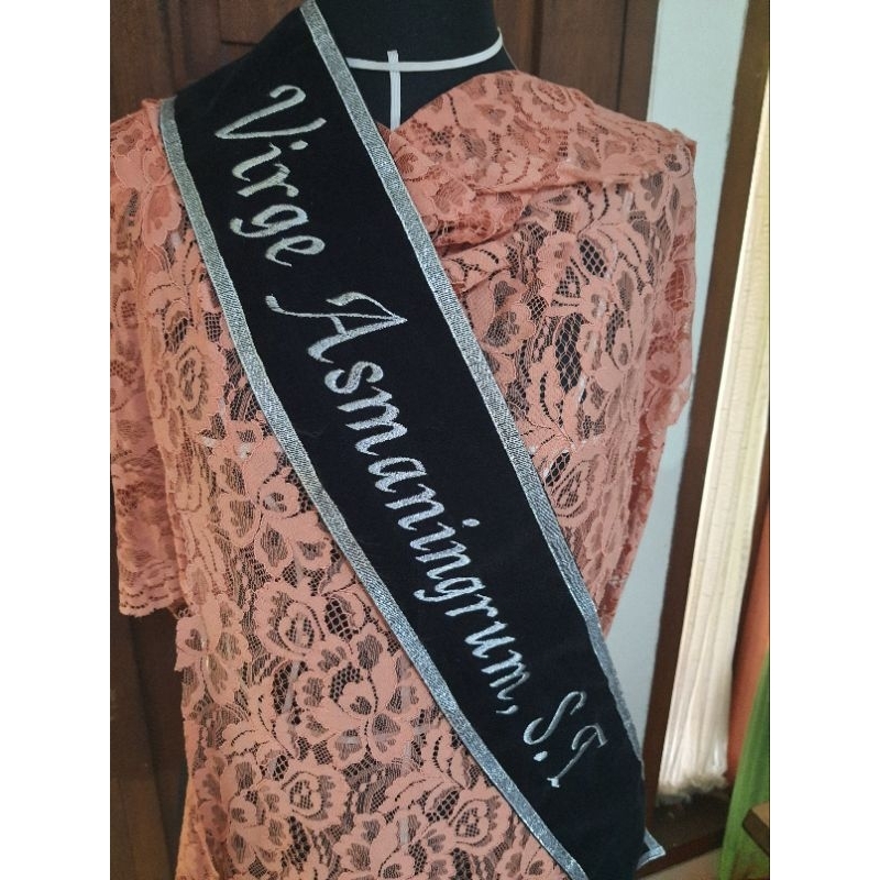 Bordir slempang wisuda