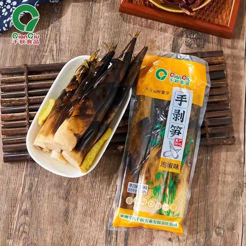 

Rebung yang dikupas dengan tangan siap untuk dimakan rebung acar lada vegetarian bamboo bambu muda makanan ringan cemilan