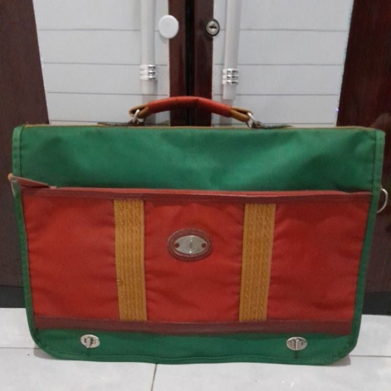 tas UNITED COLOURS of BENETTON branded original 45x33 lengkap tag monza bag preloved