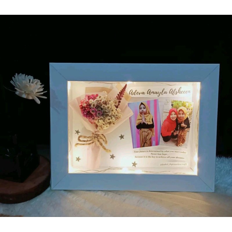 

BUKET IN FRAME / DRIED FLOWER IN FRAME / BUKET X POLAROID IN FRAME CUSTOM LED kado nikahan kado wisuda custom | Buket in frame | FREE BOX HAMPERS & PAPERBAG