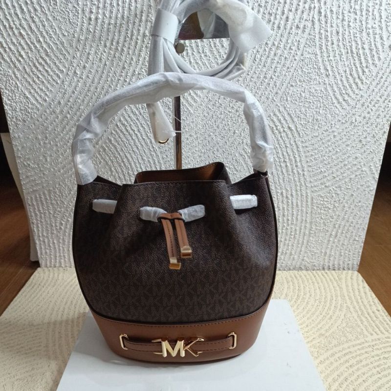 TAS WANITA MK REED MEDIUM BUCKET MESSENGER BROWN