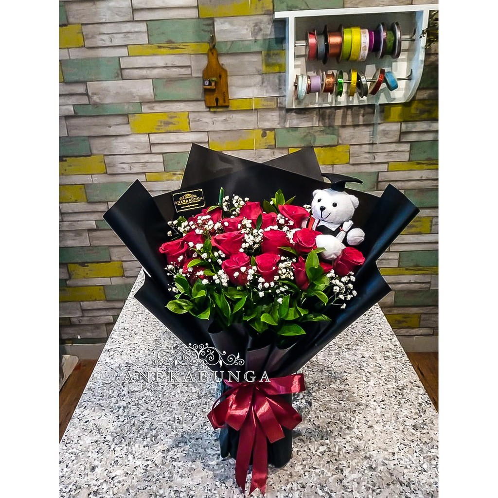 Rangkaian Buket Wisuda Bunga Asli Boneka Beruang Bungkus Hitam Graduation Flower Bouquet Bucket Tedd