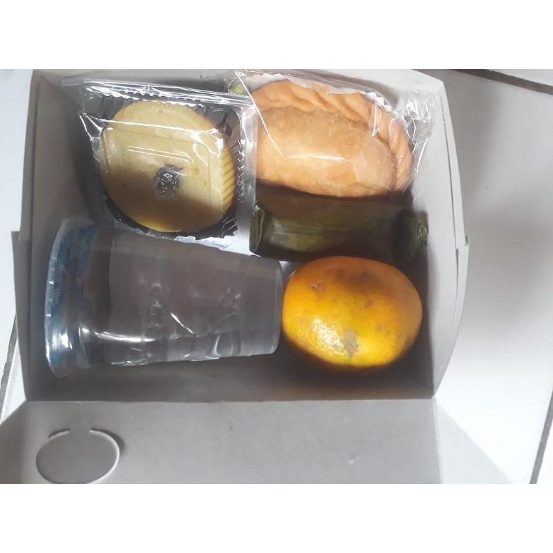 

Snack Box 3 Kue Plus Air dan Jeruk