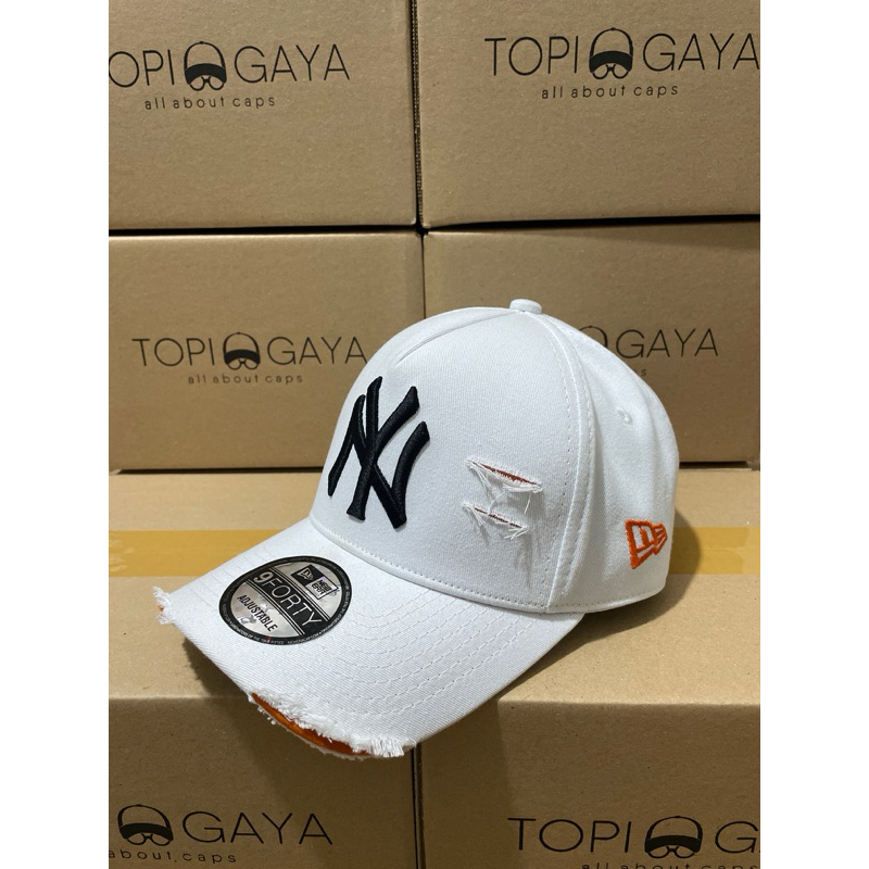 topi baseball damage/sobek putih logo NY hitam