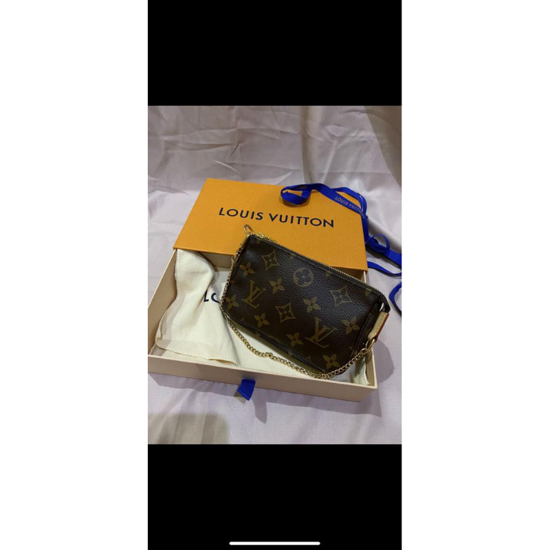 Louis Vuitton Pochette Monogram (LV)