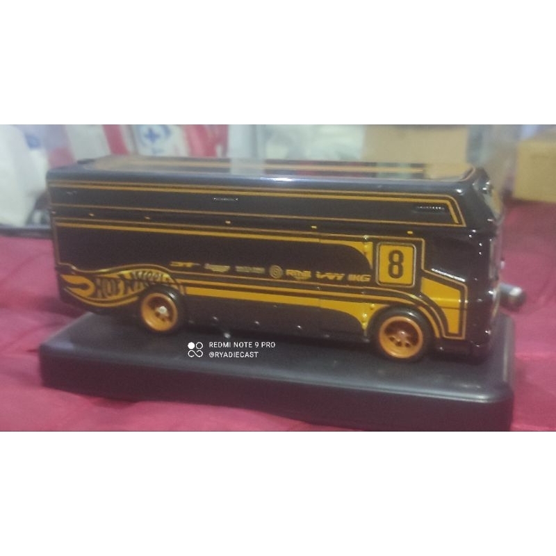 Hotwheels Bus Euro Hauler Diorama New Track Day