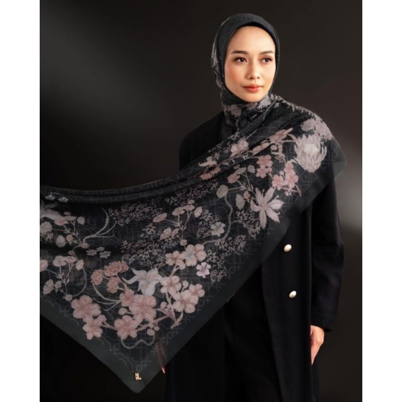 preloved scarf HEYLOCAL Levaughn series aston black scarf with 2 plat, katalog, lengkap with BOX ...