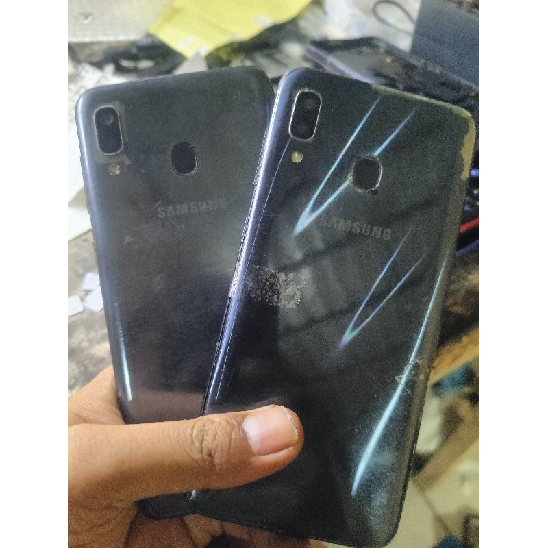 Samsung A20 Hp Rusak Layar / LCd  fisik Seadanya Baca Deskripsi 