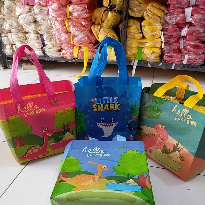 

TAS ULTAH TEBAL HAMPERS ULANG TAHUN TAS.ULANG TAHUN TEBAL