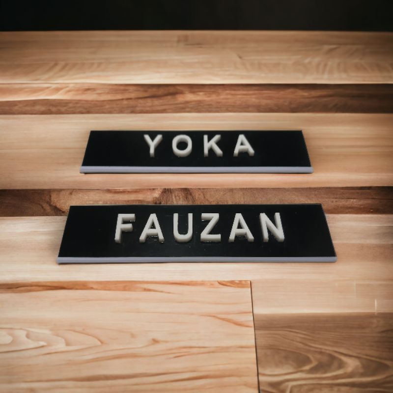 papan nama dada timbul akrilik Nama timbul akrilik max 8 huruf