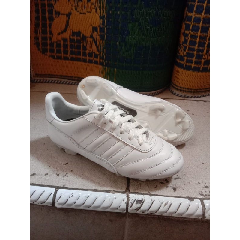 sepatu bola anak junior putih kulit sapi