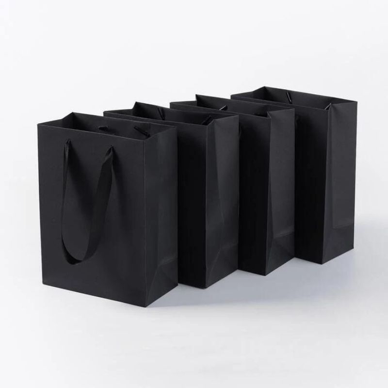 

Paper bag polos hitam | Paper bag hadiah | Black Paper Bag | Paper bag hitam | Bungkus hadiah | Kantong kado