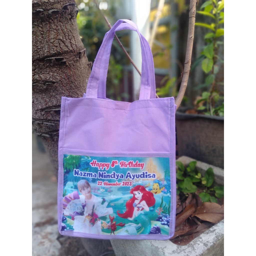 

GOODIE BAG ANAK UNTUK BINGKISAN SNACK MODEL KANTONG KFC UKURAN 20 X 14 x 25 CUSTOM NAMA 2 HARI JADI